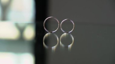 Evlilik yüzükleri. Bir çift evlilik sembolü. Gelin ve damadın karı koca olma aşkı. Evlilik sembolü.