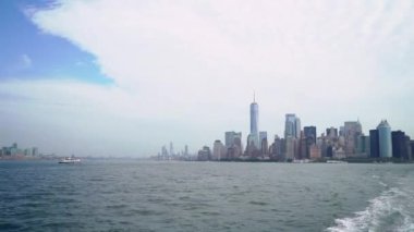 New York 'ta tekne gezisi, Usa. Hudson Körfezi, Brooklyn Köprüsü ve Aşağı Manhattan Kuleleri