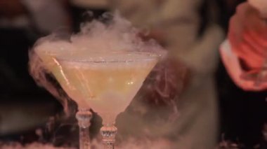 Şampanya kadehli piramit kulesi. Partide alkollü şarap, kutlama, düğün, doğum günü ya da yıldönümü.