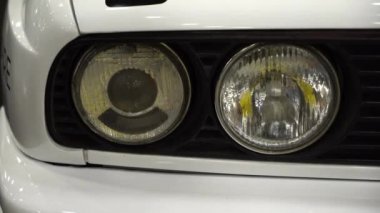 Saint-Petersburg, Rusya - 28 Temmuz 2019 Bmw gri araba farları. Otomobil ayarı. Kraliyet Otomobil Fuarı.