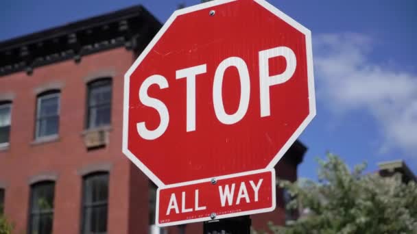 Stopp vägskylt i New York city. — Stockvideo