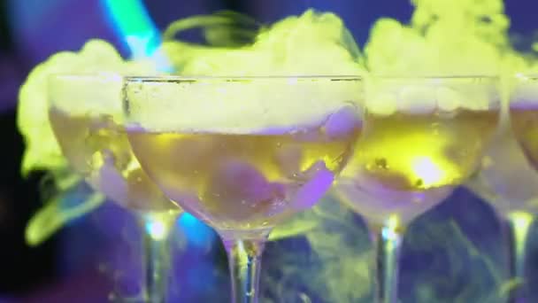 Torre de pirâmide de copos com champanhe. Espumante vinho alcoólico na festa, celebração, casamento, aniversário ou aniversário . — Vídeo de Stock