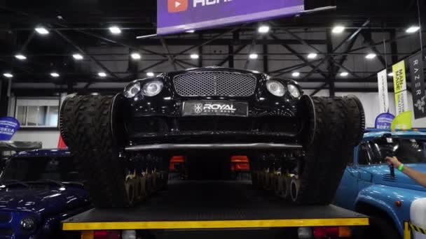SAINT-PETERSBURG, RUSSIA - JULY 28, 2019: Bentley Ultratank Mobil Academeg. Mobil tuning. Pameran pameran mobil kerajaan. . — Stok Video