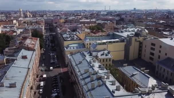 러시아 상트페테르부르크 항공. 어느 여름날, 프라 브다 거리의 시내 중심 위를 날고 있는 제염소 호텔 — 비디오
