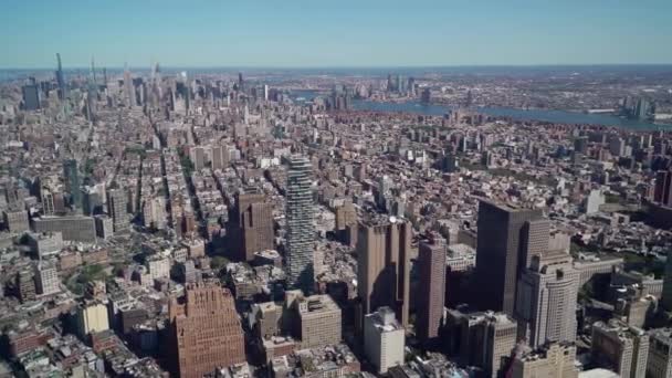 New York 'ta hava manzarası. Şehir merkezi, Hudson Körfezi, Brooklyn Köprüsü ve Aşağı Manhattan Kuleleri.. — Stok video