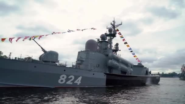 SAINT-PETERSBURG, RÚSSIA - 25 de julho de 2019: Desfile de navios de batalha da nave russa no rio Neva . — Vídeo de Stock
