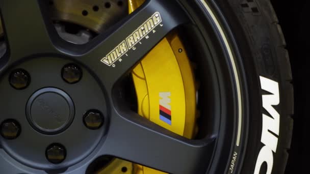 SAINT-PETERSBURG, RUSIA - 28 DE JULIO DE 2019: BMW sport car wheel. Ajuste del automóvil. Exposición real auto show . — Vídeos de Stock