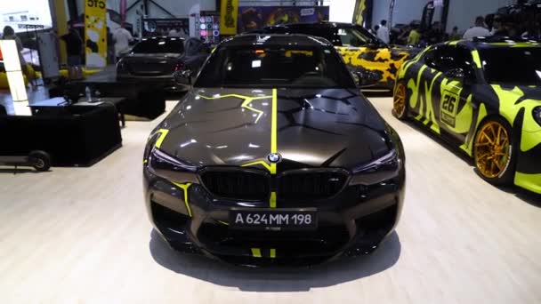 SAINT-PETERSBURG, RÚSSIA - JULHO 28, 2019: BMW M5 carro. Sintonia automóvel. Exposição de auto show real . — Vídeo de Stock