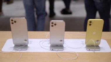 New York, Usa - 1 Ekim 2019: iphone 11 and iphone 11 Pro Max Beşinci Cadde 'deki Apple mağazasında.