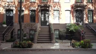 New York 'un göbeğinde yürüyen genç kız.