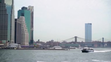 New York, Usa - 1 Ekim 2019 New York şehri çevresinde tekne gezisi, Usa. Hudson Körfezi, Brooklyn Köprüsü ve Aşağı Manhattan Kuleleri.