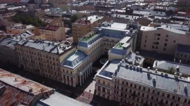 St. Petersburg Rusya 'nın hava manzarası. Şehir merkezinde, Pravda Caddesi 'nde, Hermitage Oteli' nde yaz günü uçuyorum.