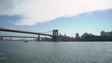 New York 'ta tekne gezisi, Usa. Hudson Körfezi, Brooklyn ve Manhattan Köprüsü.