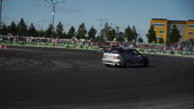 Saint-Petersburg, Rusya - 28 Temmuz 2019: araba drift show açık hava. Kraliyet otomobil fuarı etkinliği.