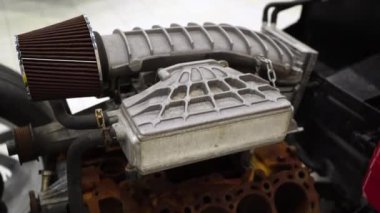 Eski paslı araba motoru, spor yarış otomobilinin turbo motoru..