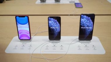 New York, Usa - 1 Ekim 2019: iphone 11 and iphone 11 Pro Max Beşinci Cadde 'deki Apple mağazasında.