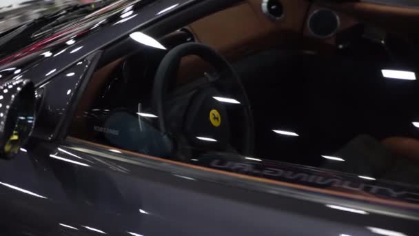 Petrohrad, Rusko - 28. července 2019: Ferrari 350 F1 berlinetta car. Vylaďování automobilů. Královská výstava aut. — Stock video