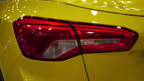 Sport żółty samochód tylne światło. Dostrajanie samochodów. Luksusowy coupe. — Wideo stockowe