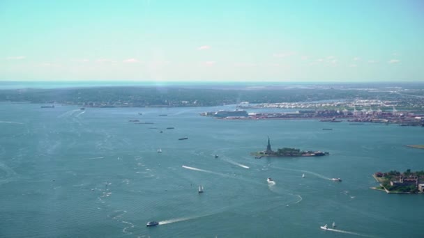 공중에서 본 자유의 동상은 미국 뉴욕에 있다. 자유의 여신. 허드슨 베이, 스테이튼 아일랜드 뉴저지. 높이 에서 본 경치. — 비디오