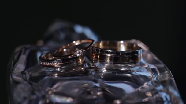 結婚指輪だ結婚のシンボルのペア。新郎新婦の愛が妻と夫になるのです。調和のシンボル. — ストック動画