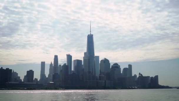アメリカ、ニューヨーク市の周りのボート旅行。ハドソン湾とロウアー・マンハッタンの塔. — ストック動画