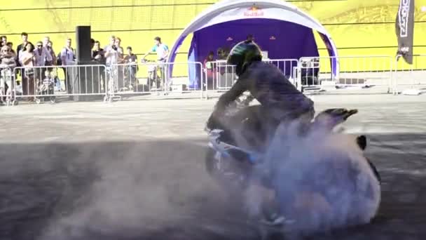 SAINT-PETERSBURG, RUSSIA - 28 LUGLIO 2019: Stunt riding motor show. Motociclisti su moto, moto, moto e atv — Video Stock