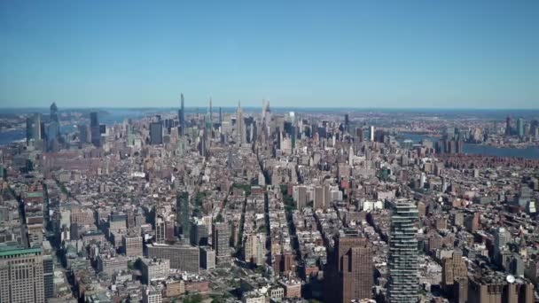 Luchtfoto bij New York City. Torens van het centrum van Manhattan. — Stockvideo