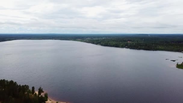 Vue aérienne du grand lac en forêt. Coucher de soleil d'automne ou d'été 