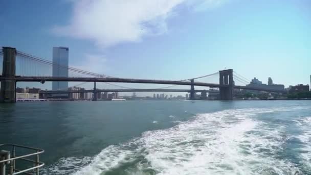 Hajókirándulás New York körül, USA. Hudson Bay, a Brooklyn és a Manhattan híd. — Stock videók