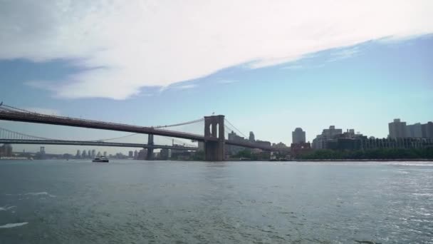 Човен подорожує по новому місту Йорку, Уса. Гудзонова затока, Бруклінський і Манхеттенський міст. — стокове відео