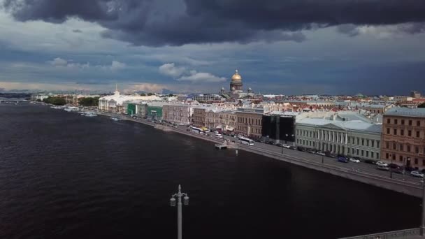 Luchtfoto van Sint-Petersburg Rusland. Vliegen over het centrum van de stad, rivier de Neva, Blagoveshensky brug, bruiloft paleis en dijk op een zomerdag — Stockvideo