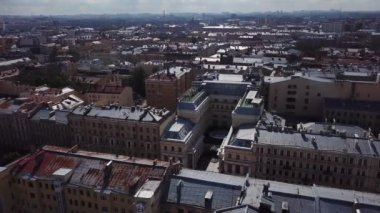 St. Petersburg Rusya 'nın hava manzarası. Şehir merkezinde, Pravda Caddesi 'nde, Hermitage Oteli' nde yaz günü uçuyorum.