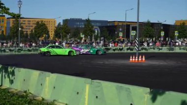 Saint-Petersburg, Rusya - 28 Temmuz 2019: araba drift show açık hava. Kraliyet otomobil fuarı etkinliği.