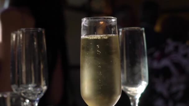 Champagne dans des verres et bouteille à la fête. Boissons alcoolisées et boissons — Video
