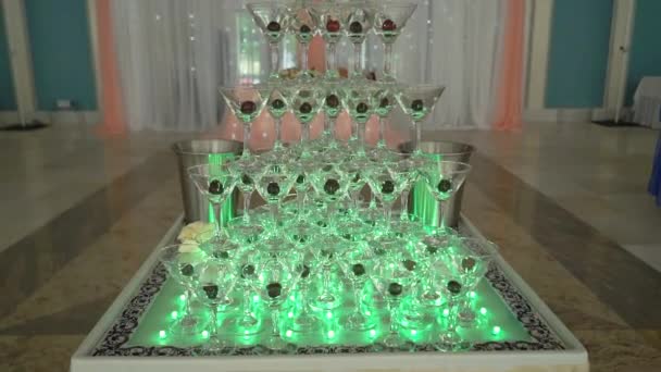 Pyramid tower of glasses with champagne. Sparkling alcohol wine at the party, celebration, wedding, birthday or anniversary. — Stock Video