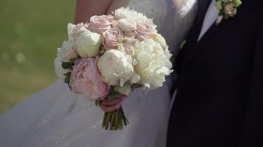 Düğün çifti sarılıyor. Gelin ve damat kucaklıyor