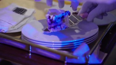 Düğün pastası. Partide geleneksel kutlama tatlısı. Gelin ve damat bir parça kesti.