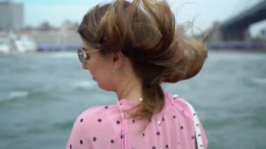 Genç bir kız Hudson 'da bir gemiye biniyor. New York 'ta tekne gezisi, Usa.