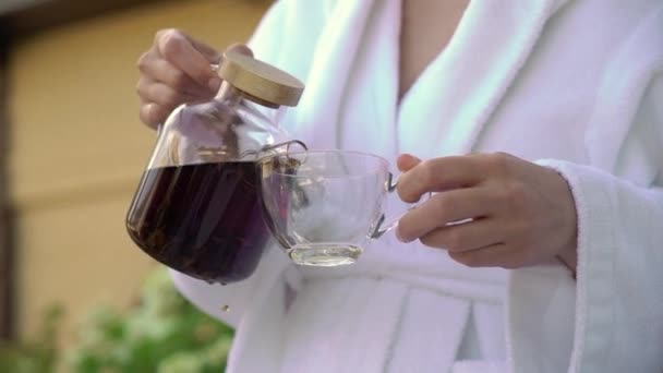 Νεαρή γυναίκα πίνει τσάι από το φλιτζάνι το πρωί. Πρωινό στο σπίτι — Αρχείο Βίντεο