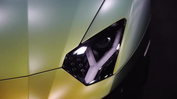 Sportovní zelená reflektor. Vylaďování automobilů. Luxusní kupé. — Stock video