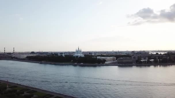 Letecký pohled na Petrohrad v Rusku. Létání nad centrem města, řeka Neva, katedrála Smolniy a nábřeží v letní den — Stock video