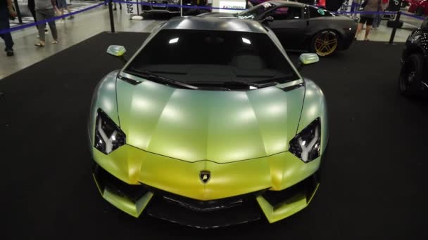 SAINT-PETERSBURG, RUSSIE - 28 JUILLET 2019 : Lamborghini Aventador car. Tuning automobile. Exposition du Salon Royal de l'Auto . — Video