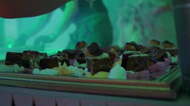 Cuisine spectacle de crème glacée. Bonbons et desserts glacés 