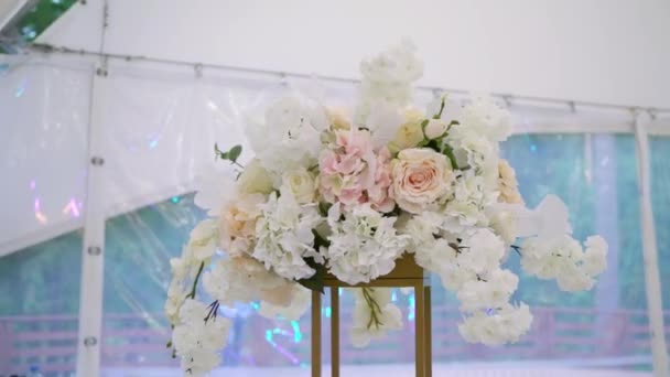 Wedding reception flowers decorated banquet. — Stock Video