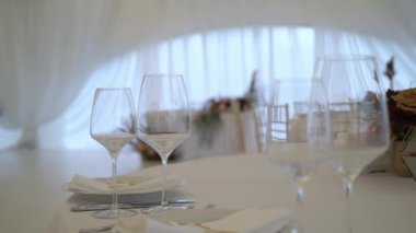 Bardaklar, tabaklar, çatal bıçak ve peçeteler. Parti için çiçeklerle süslenmiş masalar. Düğün resepsiyonu, doğum günü, yıldönümü.