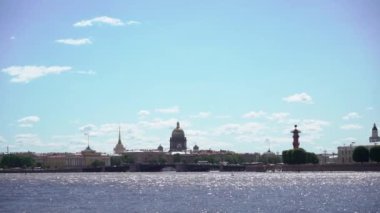 Saint-Petersburg şehri Neva nehri, Rostral kolonları, Vasilevsky adası ve borsası, Isaacs katedrali ve deniz kuvvetleri.