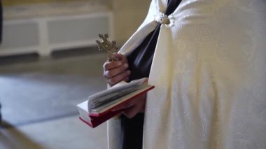 Rahip kilisede dua ediyor. Hıristiyanlık töreni.