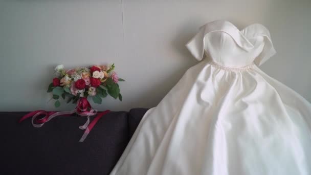 Πολυτελές νυφικό για τη νύφη. Νυφικό λευκό φόρεμα. — Αρχείο Βίντεο