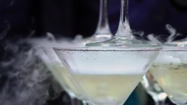 Pyramidenturm aus Gläsern mit Champagner. Alkoholsekt auf der Party, Feier, Hochzeit, Geburtstag oder Jubiläum. — Stockvideo