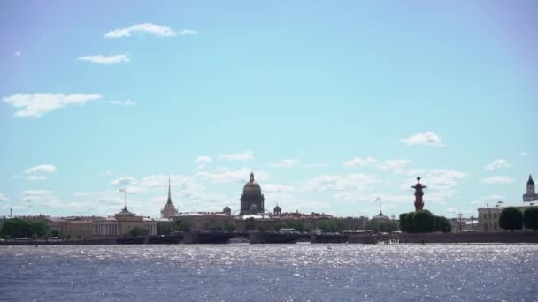 San Pietroburgo vista sulla città al fiume Neva, colonne Rostral, isola Vasilevskij e borsa valori, cattedrale Isaacs e Ammiragliato — Video Stock